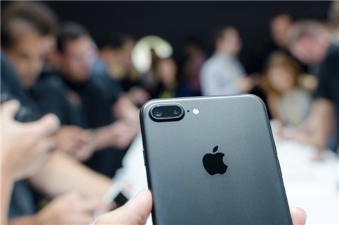 Video: "Soi" cận cảnh iPhone 7 và iPhone 7 Plus ảnh 6