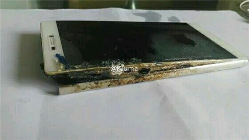 Sau Galaxy Note 7, đến lượt Huawei P8 phát hỏa ảnh 2