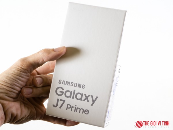 Cận cảnh Samsung Galaxy J7 Prime màu hồng ảnh 1