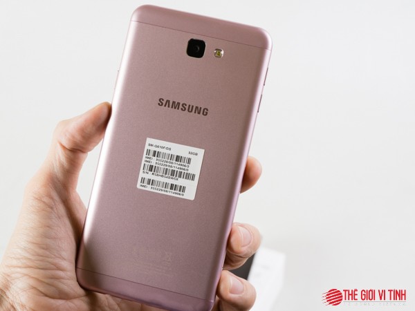 Cận cảnh Samsung Galaxy J7 Prime màu hồng ảnh 8
