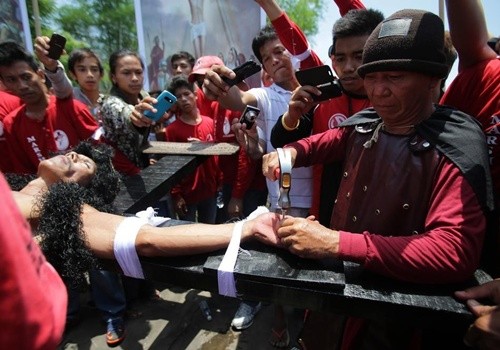 “Rùng mình” với lễ hội đóng đinh người thật ở Philippines ảnh 2