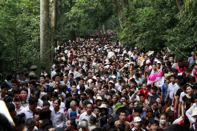 Nghẹt thở chen lấn, luồn rừng lên Đền Hùng ảnh 2