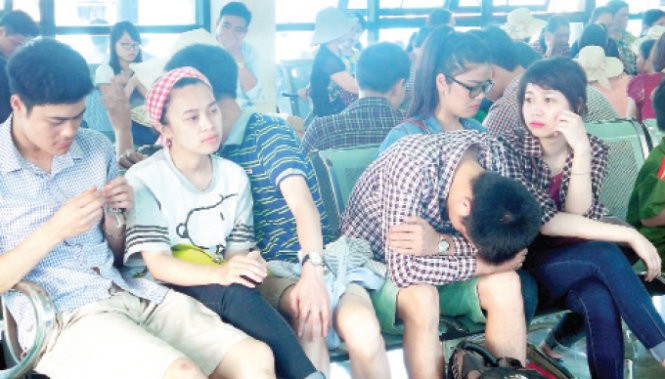 Khách ùn ùn đến các khu du lịch biển ảnh 2