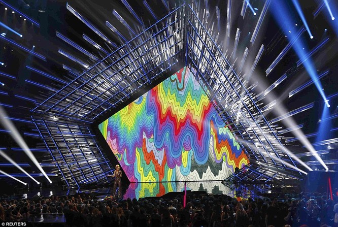 Choáng với trang phục dị hợm của dàn sao Mỹ tại giải MTV Video Music 2015 ảnh 19
