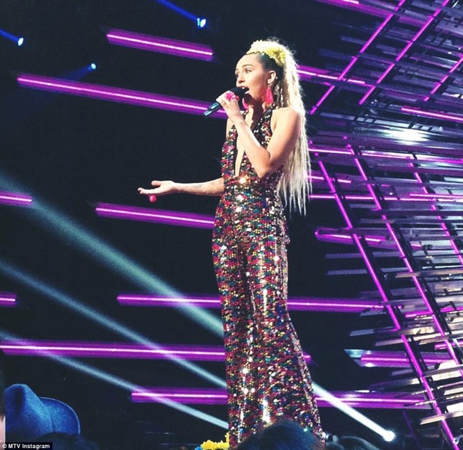 Choáng với trang phục dị hợm của dàn sao Mỹ tại giải MTV Video Music 2015 ảnh 27