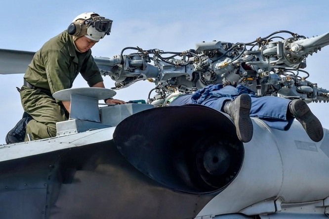Tàu khu trục USS Lassen Mỹ: Những hình ảnh trực chiến và huấn luyện trên Biển Đông ảnh 1