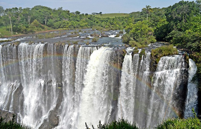 Đứng tim với chùm ảnh đi trên dây thép qua thác nước của chàng trai Brazil ảnh 1