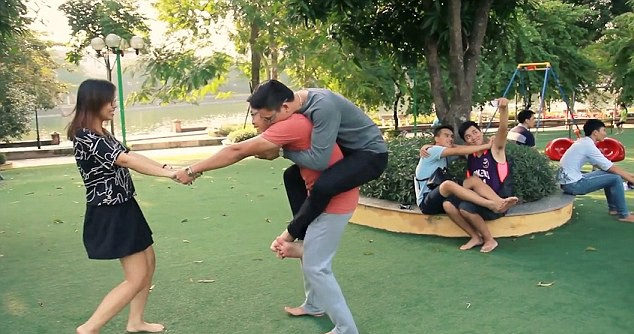 Chùm ảnh vạch trần "thế giới ảo" trên mạng xã hội của nhiếp ảnh gia Việt trên Daily mail ảnh 2