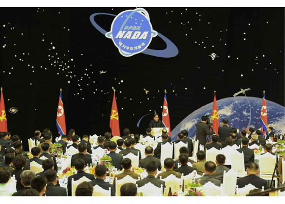 Kim Jong Un mở đại tiệc mừng phóng vệ tinh thành công ảnh 6