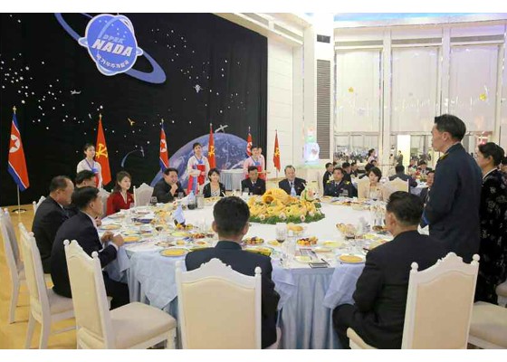 Kim Jong Un mở đại tiệc mừng phóng vệ tinh thành công ảnh 7