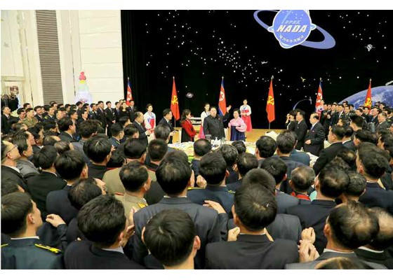 Kim Jong Un mở đại tiệc mừng phóng vệ tinh thành công ảnh 9