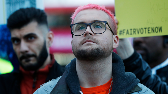 Facebook gửi cảnh báo cho các tài khoản bị "dính" vụ Cambridge Analytica ảnh 1