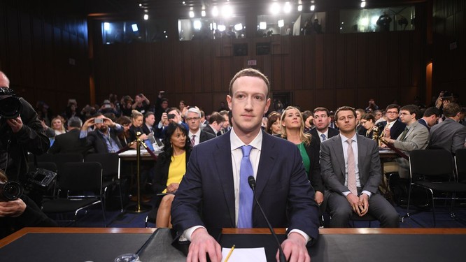 CEO Facebook nói gì trong phiên điều trần khi được chất vấn: “Tối qua anh ở khách sạn nào?” ảnh 1