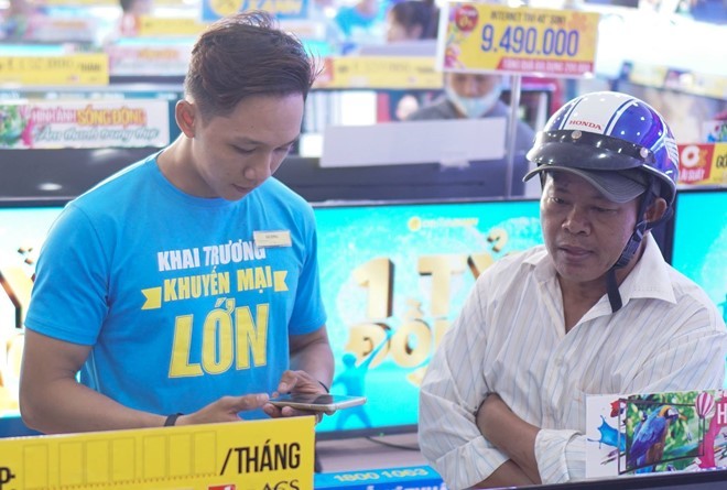 Giảm giá hơn chục triệu đồng, khách hàng ồ ạt lên đời TV ảnh 2