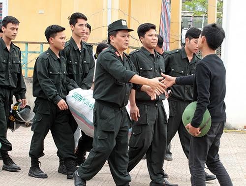 Những cái bắt tay xoa dịu một tuần căng thẳng
