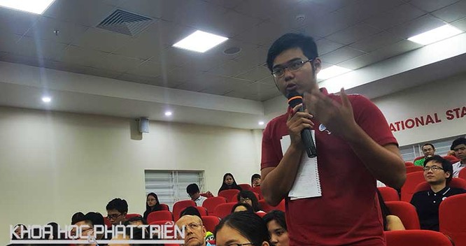 Bạn Nguyễn Mạnh Hiếu - sinh viên Đại học Kinh tế, đang đặt câu hỏi cho các diễn giả. Ảnh Tùng Minh Bạn Nguyễn Mạnh Hiếu - sinh viên Đại học Kinh tế, đang đặt câu hỏi cho các diễn giả. Ảnh Tùng Minh