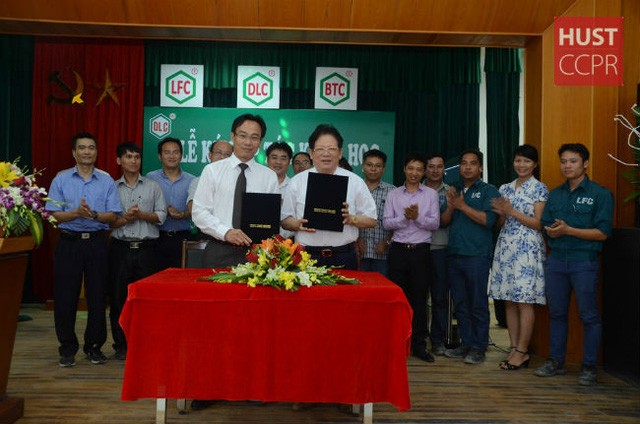 Ông Đào Hữu Huyền (hàng trên, bên phải)