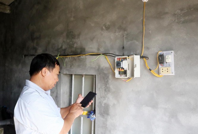 Nông dân xã Việt Dân, TX Đông Triều sử dụng điện thoại thông minh để điều khiển hệ thống tưới tiêu cho cây trồng.