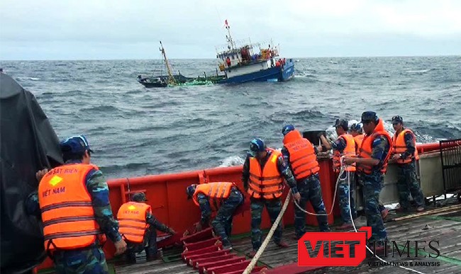 Tàu cá vỏ thép, bỏ mạng trên biển, ngư dân, Bình Định, BĐ 99939TS, sóng đánh chìm, VietTimes
