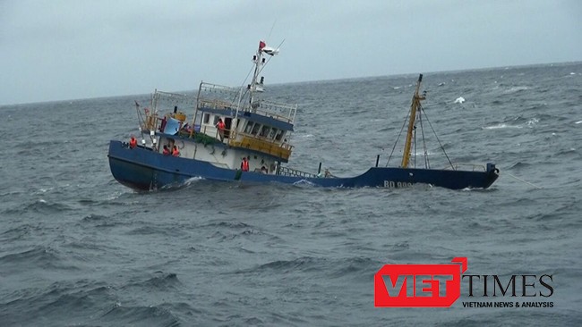 Tàu cá vỏ thép, bỏ mạng trên biển, ngư dân, Bình Định, BĐ 99939TS, sóng đánh chìm, VietTimes