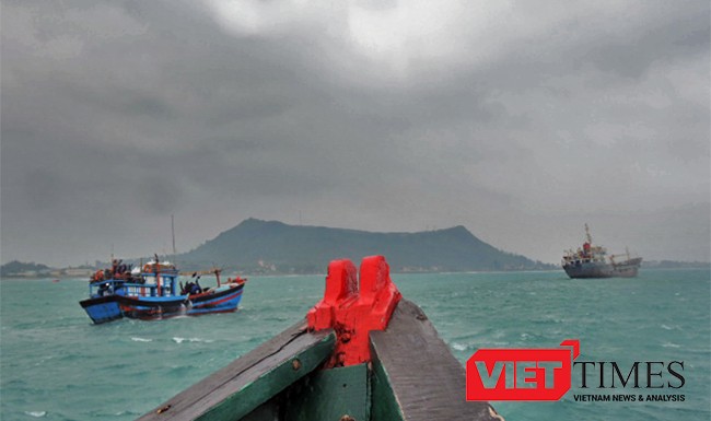 cứu nạn, ngư dân, lai dắt, tàu cá, QNg 92823TS, bị nạn, biển Hoàng Sa, Hải quân Vùng 3, Lý Sơn, không chịu rời tàu, VietTimes