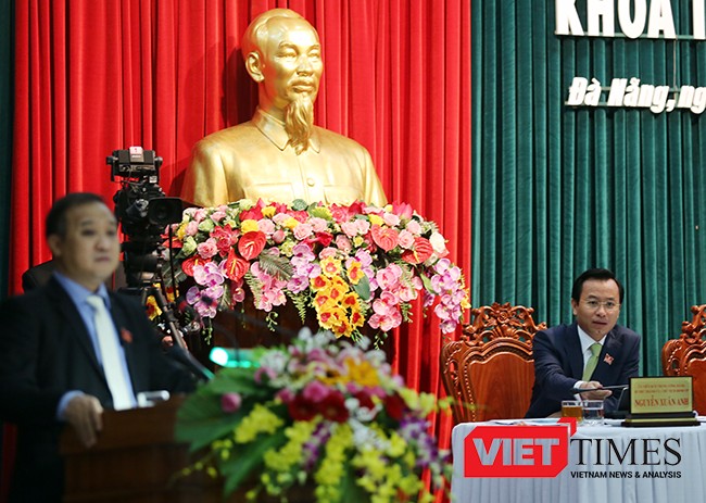 Trước trả lời của Giám đốc Sở TNMT, Chủ tịch HĐND TP Đà Nẵng Nguyễn Xuân Anh truy vấn các cơ quan tham mưu