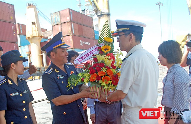 Lễ đón tàu được cử hành ngay tại chân cầu cảng Tiên Sa