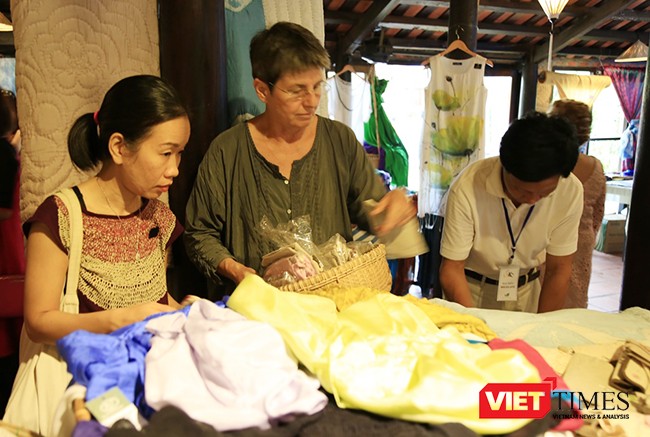 Du khách hứng thú với những sản phẩm lụa thượng hạng