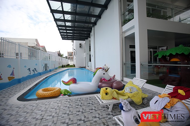 Ngoài không gian chơi ngoài trời, Trường còn có 1 hồ bơi tiêu chuẩn hiện đại phục vụ yêu cầu nuôi dưỡng và dạy trẻ.
