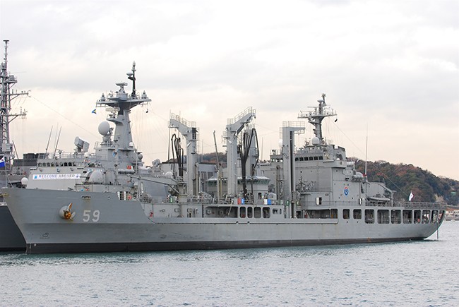 Tàu hậu cần ROKS HWACHEON (AOE-59) của Hải quân Hàn Quốc (Ảnh Korea Navy)