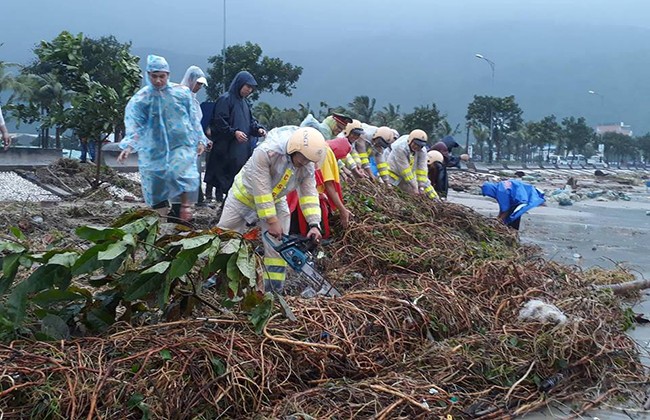Lực lượng CSGT cùng người dân ra quân khắc phục hậu quả bão số 12