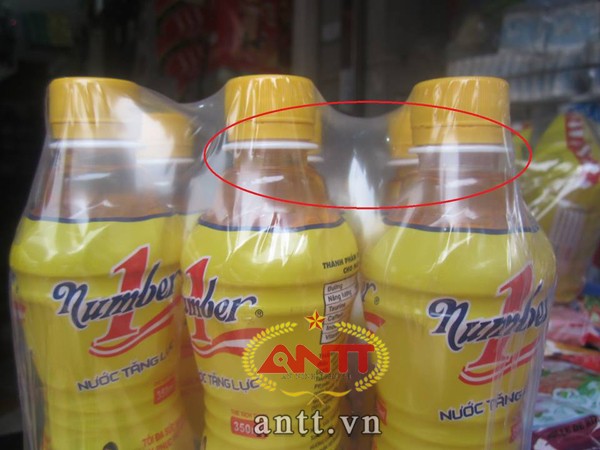 Rõ ràng chai có đánh dấu có mực nước ít hơn hẳn cái chai còn lại. Tại đại lý Phương Linh thì lốc Number One nào cũng có 1 chai có mực nước ít hơn.