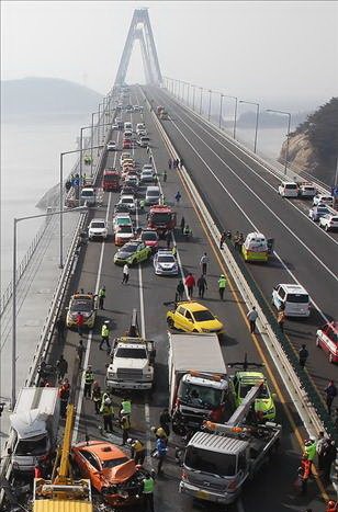 Ảnh chụp hiện trường tai nạn từ trên cao - Ảnh: Yonhap