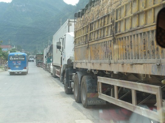 Hàng trăm xe dưa hấu, thanh long ùn tắc ở cửa khẩu Tân Thanh ảnh 2