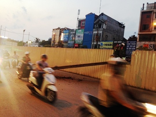 Thời điểm thanh sắt rơi có nhiều người dân lưu thông trên đường - Ảnh: Oto fun