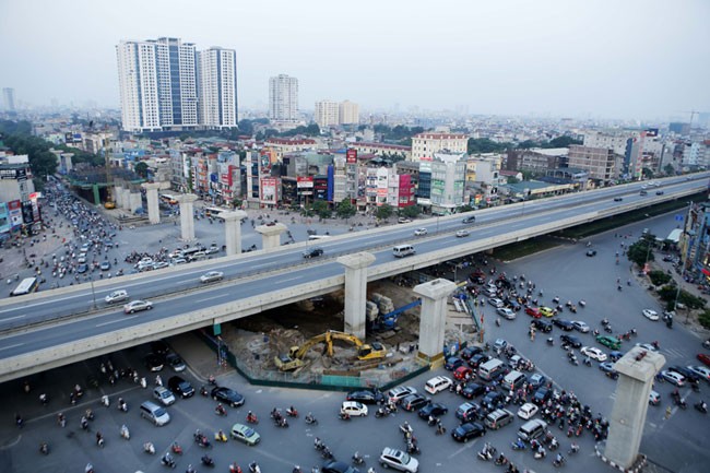 Nợ công gần chạm trần cho phép trong khi sức ép trả nợ ngày càng lớn.