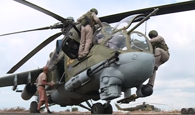 Tác chiến Syria, phi công Nga luôn đeo tiểu liên AK phòng thân ảnh 1