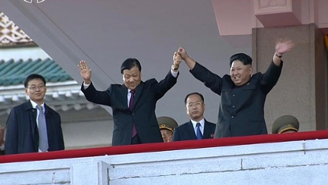 Tập Cận Bình xuống thang, Kim Jong-un “miệng cười giấu dao“ ảnh 2