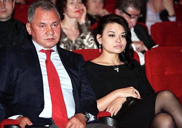 Hai cha con bộ trưởng Shoigu rất gần gũi và thường xuất hiện tại nhiều sự kiện