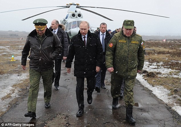 Bộ trưởng quốc phòng Sergei Shoigu tháp tùng tổng thống Putin thị sát một cuộc diễn tập quân sự
