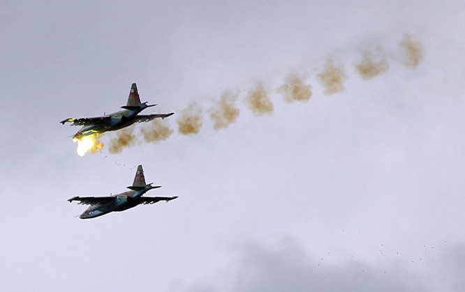 Máy bay cường kích Su-24 Nga không kích chống khủng bố tại Syria