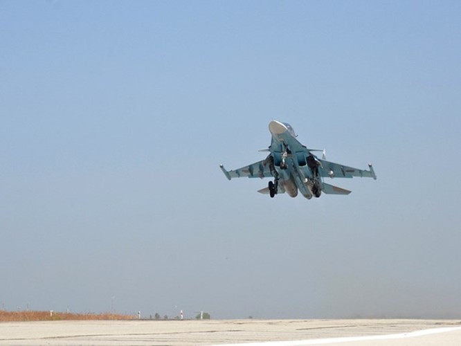 Phi đội Su-25 và máy bay cường kích Su-34 Fullback của Nga xuất kích từ sân bay Latakia thực hiện chiến dịch không kích chống khủng bố