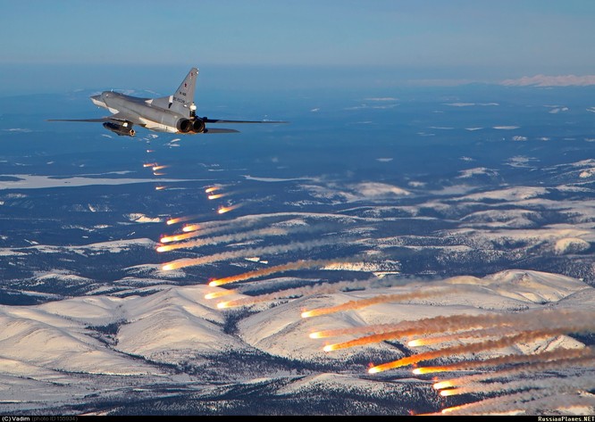 Máy bay ném bọm Tu-22M3 Blackfire phóng hỏa lực tấn công