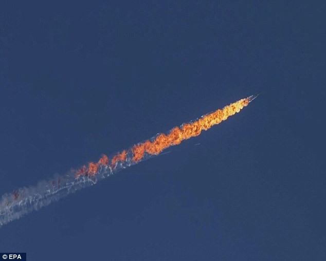 Su-24 Nga bị Thổ Nhĩ Kỳ bốc cháy trên bầu trời trước khi lao xuống vùng núi non ở tỉnh Latakia