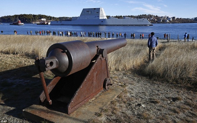Ngắm siêu khu trục USS Zumwalt Mỹ giá 4,4 tỷ USD ảnh 6