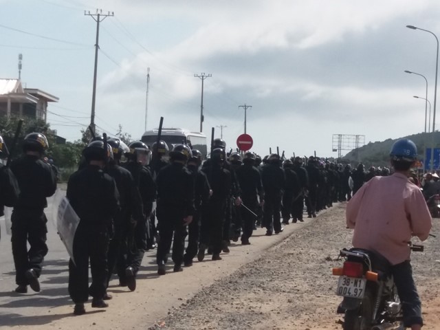 Dân chặn ngang QL1A: Hàng trăm cảnh sát cơ động có mặt ảnh 1