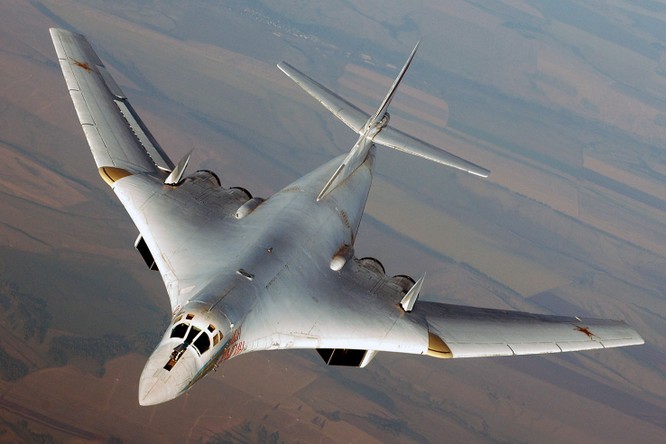 Máy bay ném bom chiến lược Tu-160 Nga lần đầu tiên tham gia chiến dịch không kích tại Syria