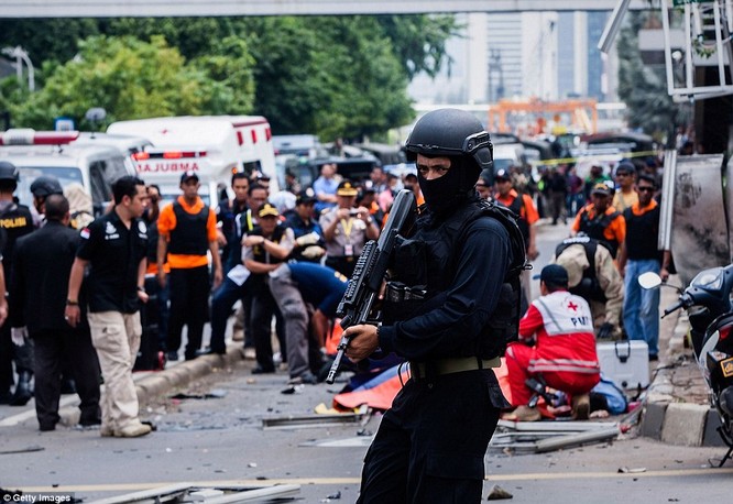 Toàn cảnh loạt vụ phiến quân khủng bố tấn công 7 điểm ở Jakarta ảnh 6