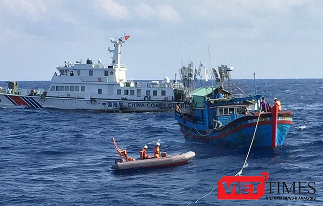 Tàu cá ngư dân miền Trung thường xuyên bị tàu Trung Quốc tấn công