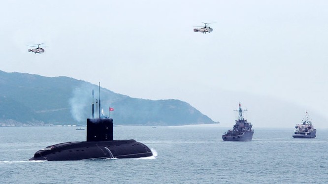 Tàu ngầm Kilo và trực thăng săn ngầm của hải quân Việt Nam trên vịnh Cam Ranh